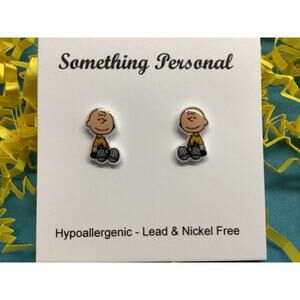 Sitting Charlie Brown Stud Earrings - Peanuts and the Gang - Gift Boxed